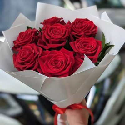 7 красных роз