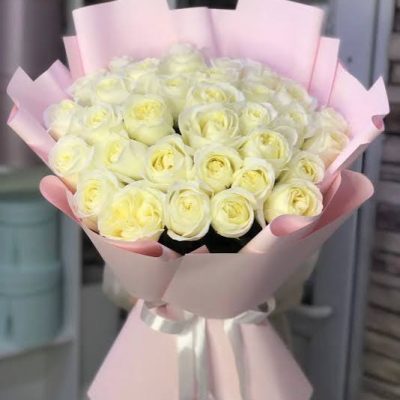 Прекрасный букет из 35 белых роз